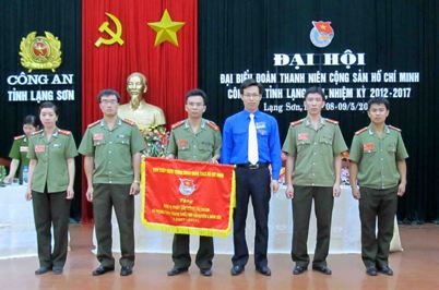 Đoàn Thanh niên Công an tỉnh Lạng Sơn nhận cờ thi đua và công nhận là đơn vị xuất sắc công tác Đoàn và phong trào Thanh niên 5 năm liền (2007 - 2011)